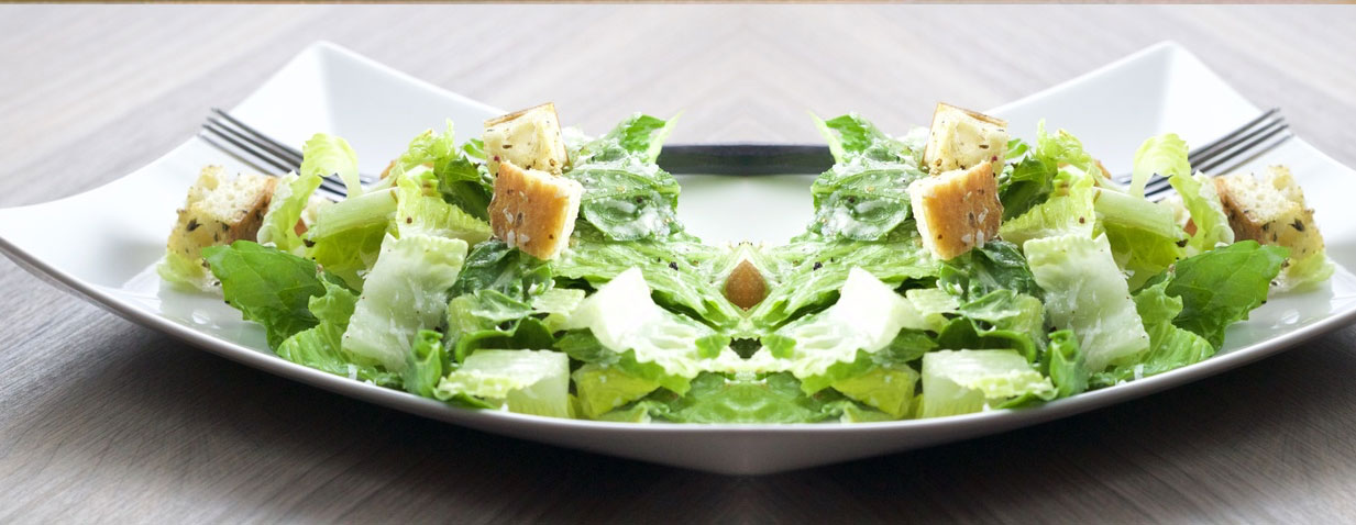 סלט קיסר עם קרוטונים ביתיים, קוביות אבוקדו וגרגירי חומוס