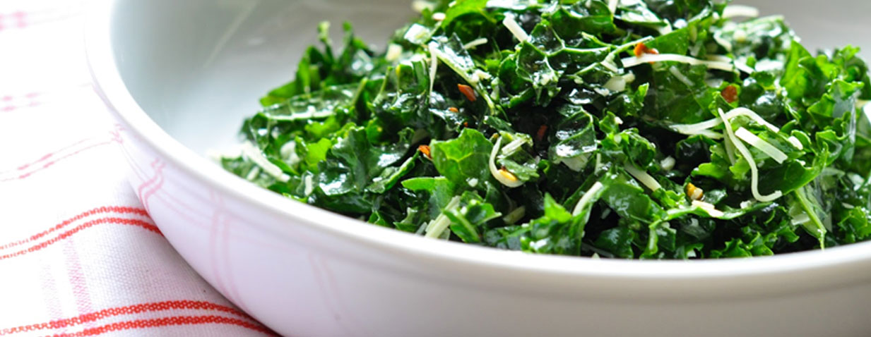 סלט בייבי תרד, מנגולד ושקדים קלויים על טחינה לבנה