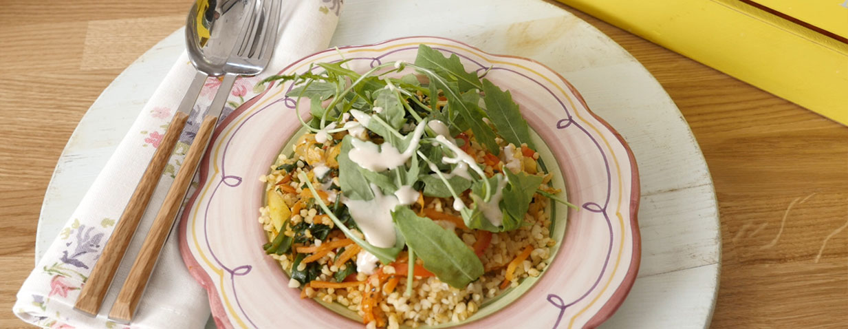 תבשיל בורגול חם עם ירקות מוקפצים