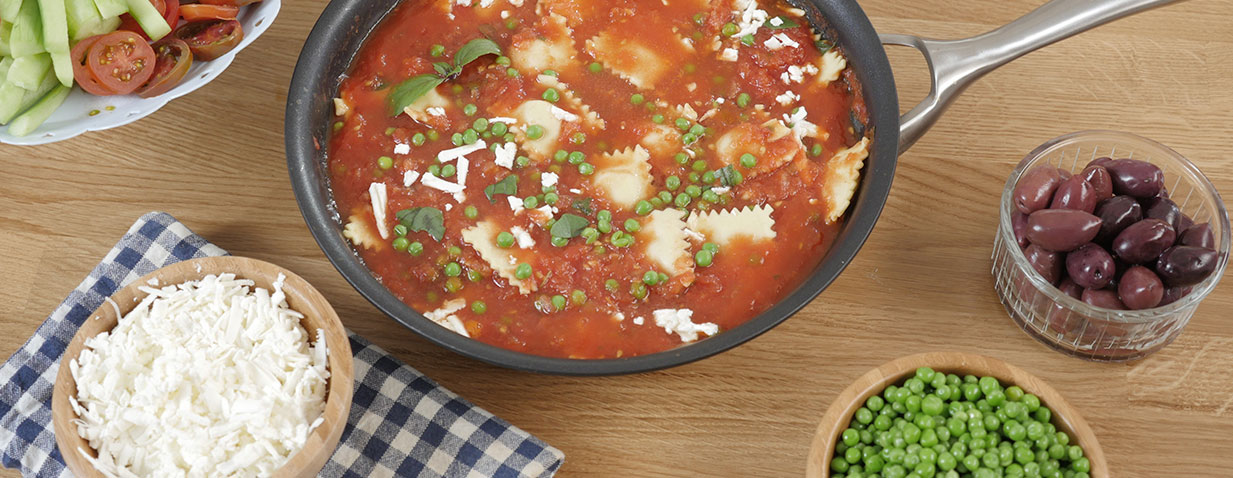 רביולי גבינות ברוטב עגבניות שמש, בזיליקום, אפונת גינה ופטה