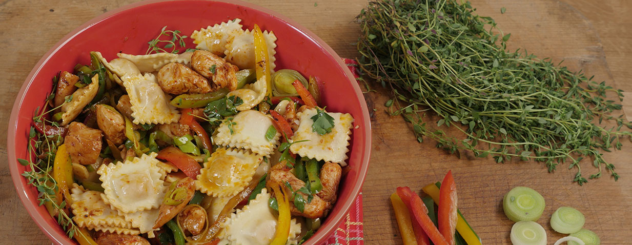 רביולי בטטה בשום, עם נתחוני עוף ופלפלים