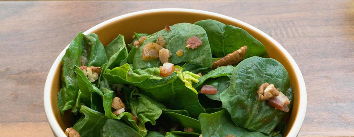 סלט תרד בייבי על מצע טחינה לבנה