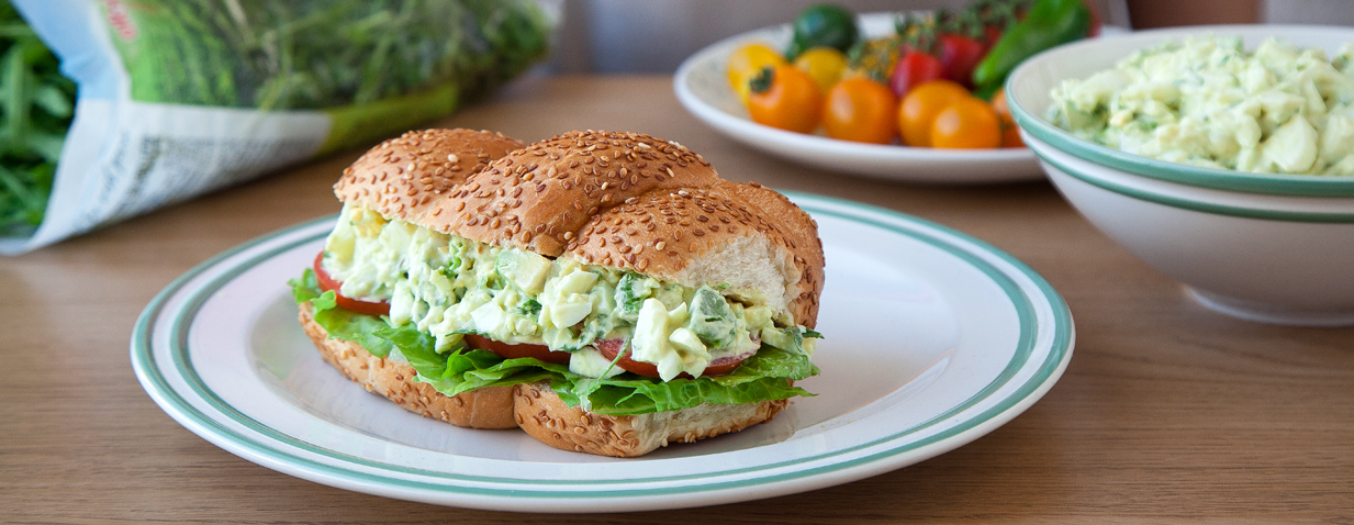 ממרח אבוקדו עם ביצים ורוקט