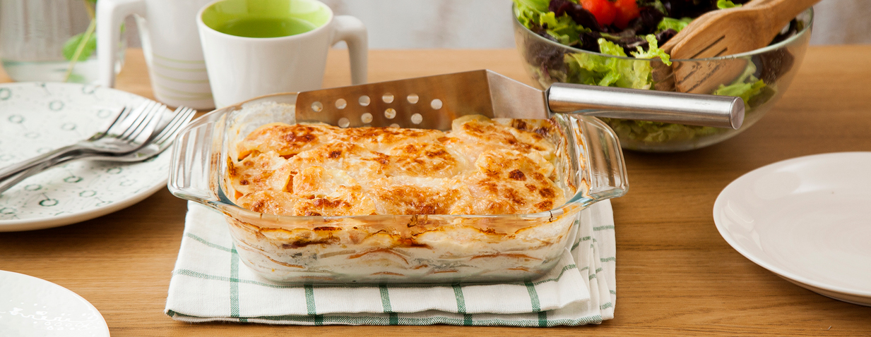 גראטן תפוחי אדמה עם בטטות ותרד ברוטב שמנת