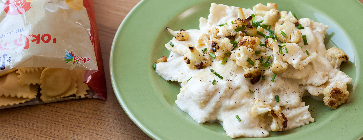 רביולי גבינה ברוטב שמנת וכרוביות