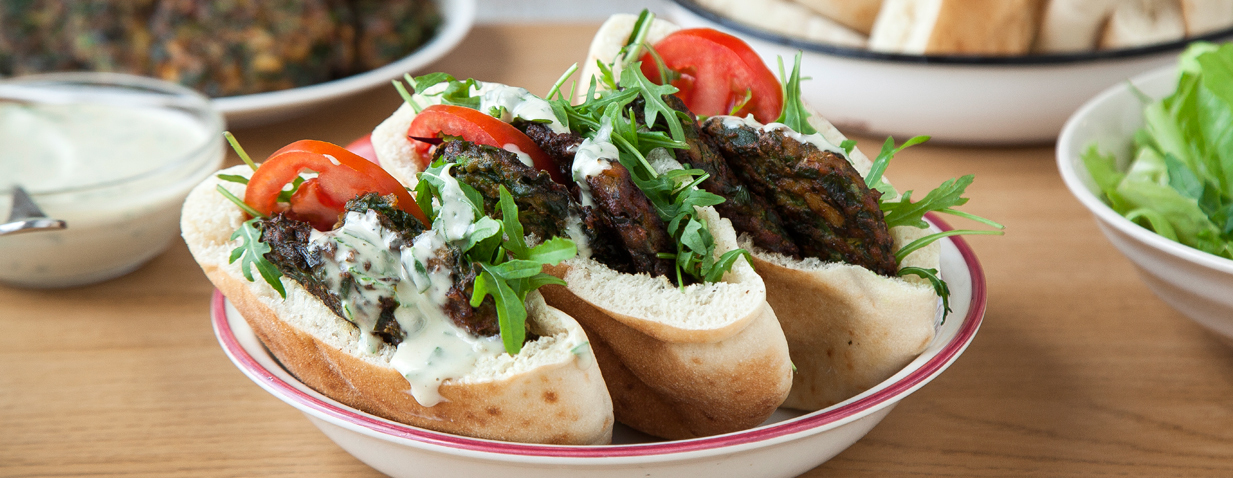 קציצות עשבי תיבול בפיתה עם טחינה ירוקה ועגבניה