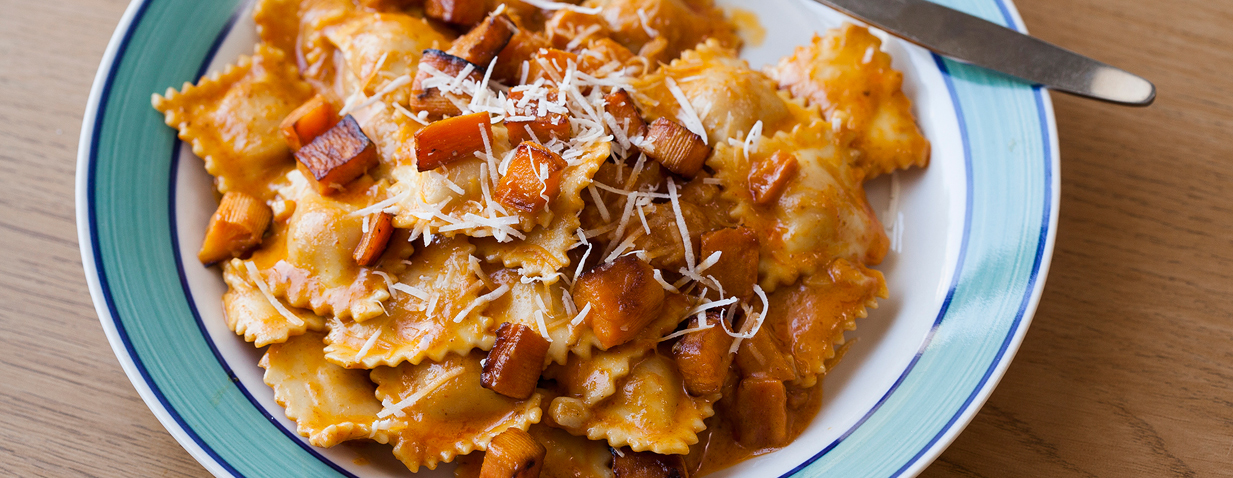 רביולי בטטה ברוטב קארי וקרם קוקוס