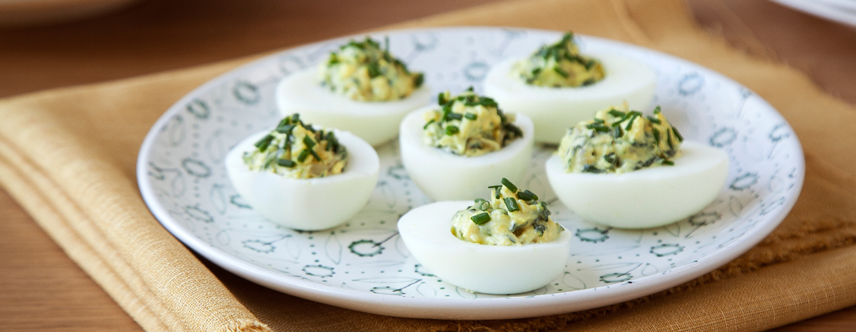 ביצים ממולאות עם בצל מקורמל, תרד ועירית