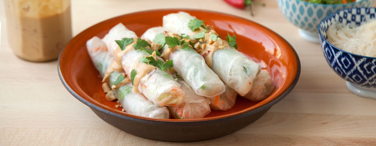 ספרינג רול במילוי ירקות עם רוטב חמאת בוטנים ליד