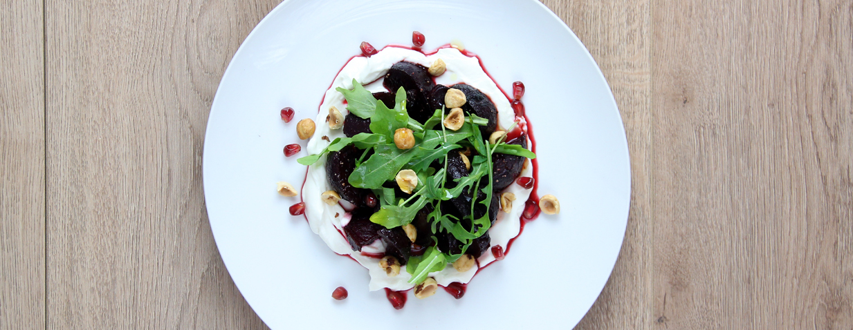 סלק צלוי עם ריקוטה, רכז רימונים ואגוזי לוז