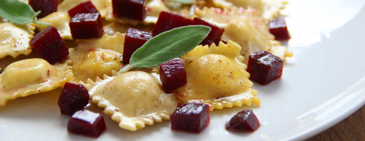 רביולי גבינה בחמאת מרווה וסלק