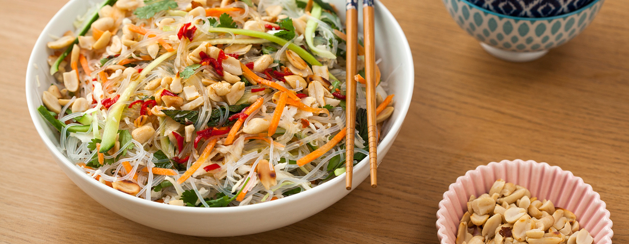 סלט אטריות שעועית עם ירקות ובוטנים