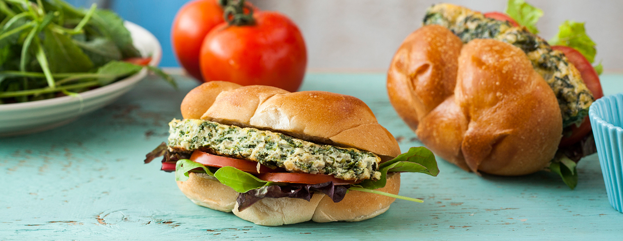 סנדוויץ' עם פריטטה ירוקה, עגבניות, חסה ומיונז