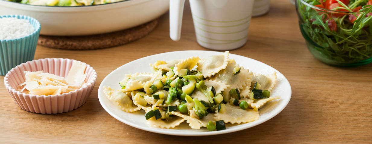 רביולי גבינה ברוטב שמן זית עם ירקות ירוקים