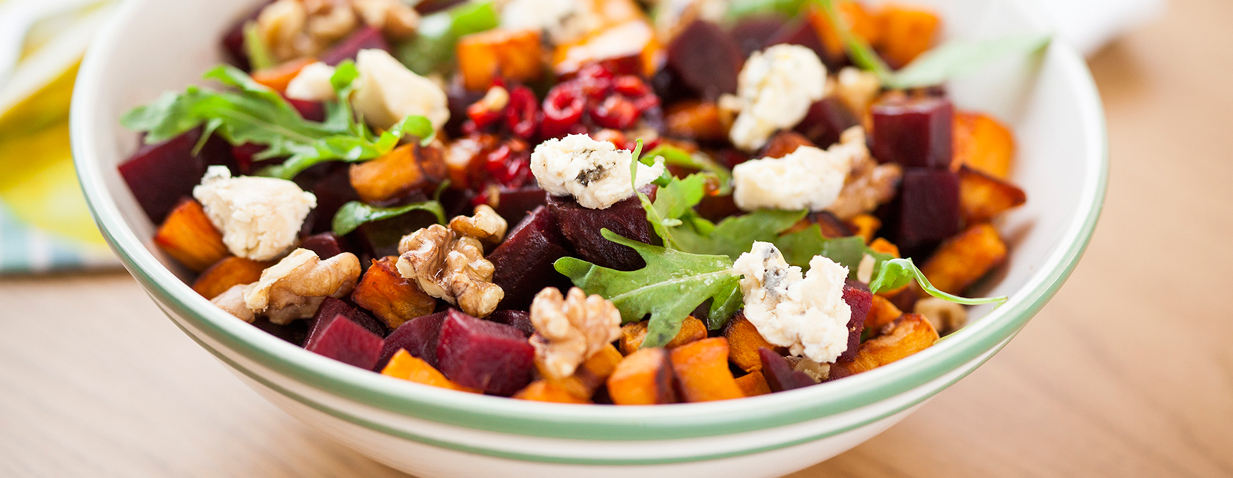 סלט סלק ובטטה עם אגוזים וגבינה כחולה