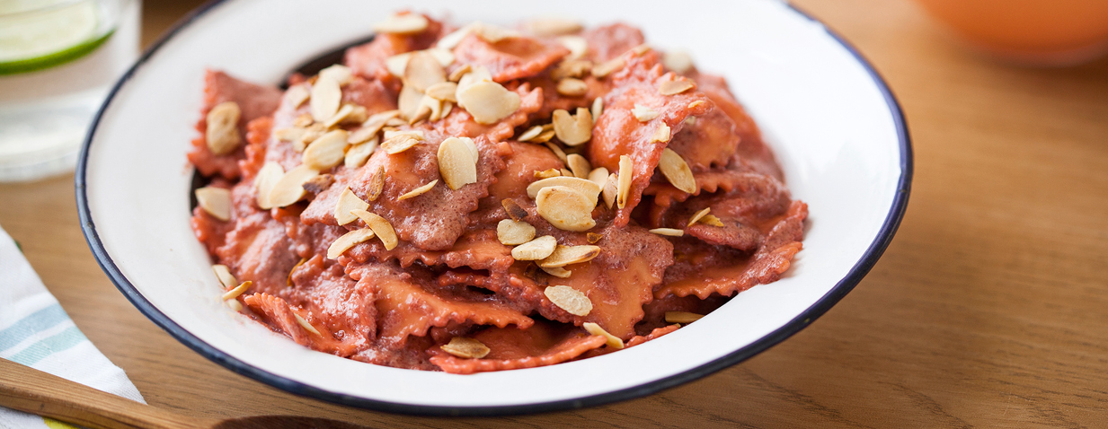 רביולי גבינה ברוטב סלק