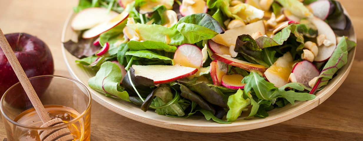 סלט סלנובה עם תפוחים ברוטב חרדל ודבש