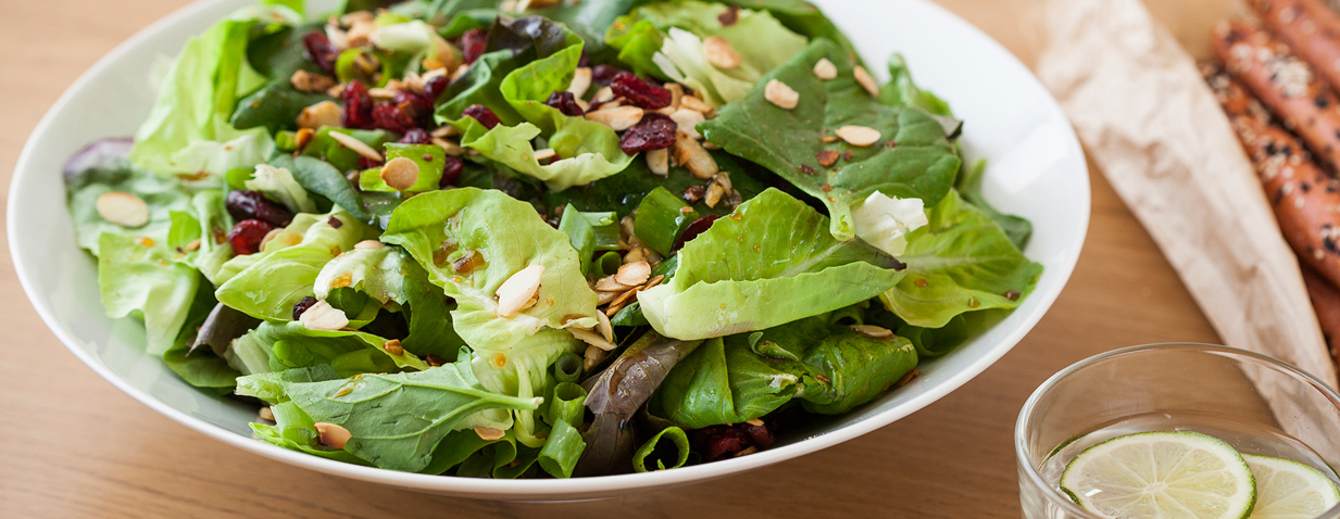 סלט סלנובה ותרד עם חמוציות ושקדים ברוטב מייפל ושום