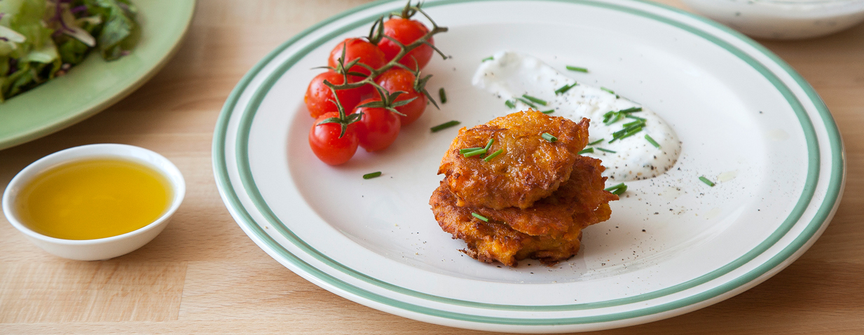 לביבות בטטה וגזר עם רוטב יוגורט