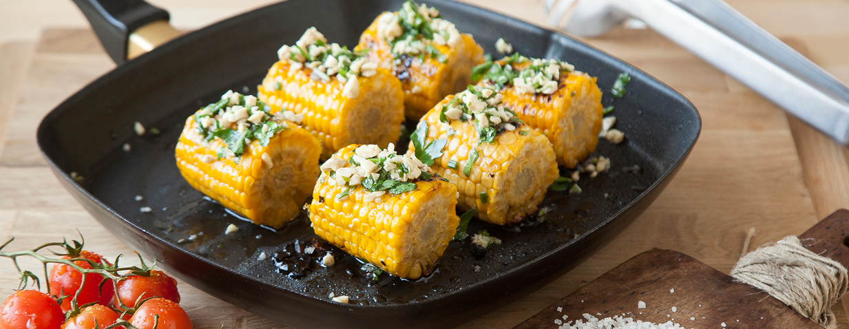 קלחי תירס על האש עם סלסה ירוקה