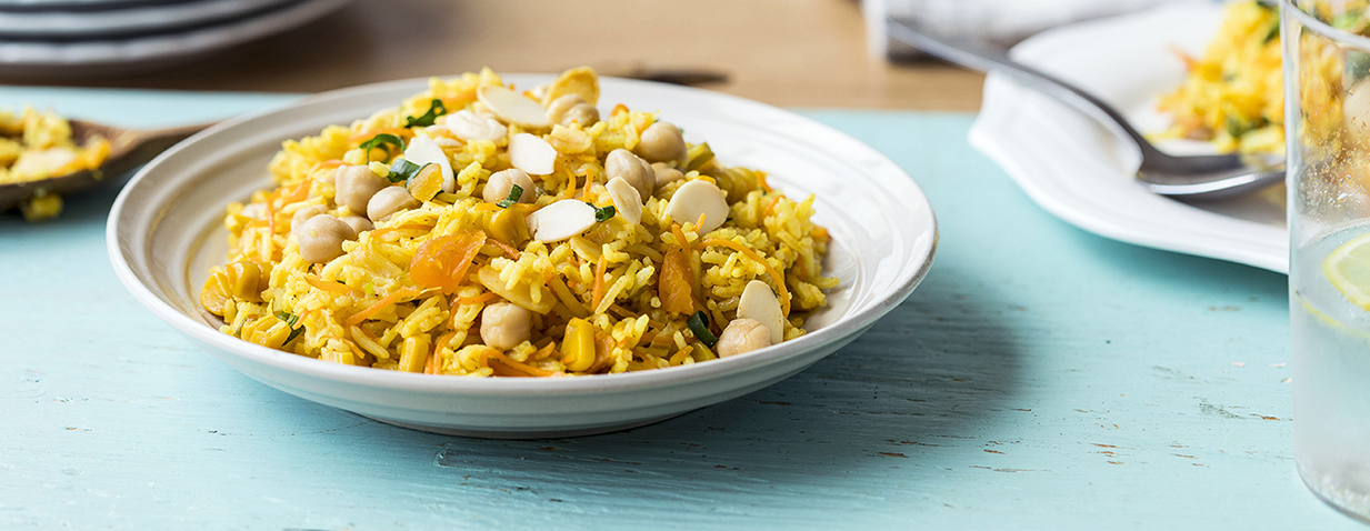 אורז חגיגי עם גרגירי חומוס, שקדים קלויים ומשמשים