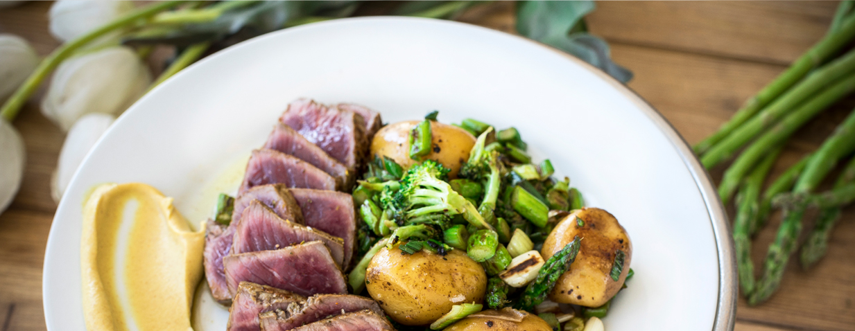 סינטה צרובה עם ירקות טריים ותפוחי אדמה