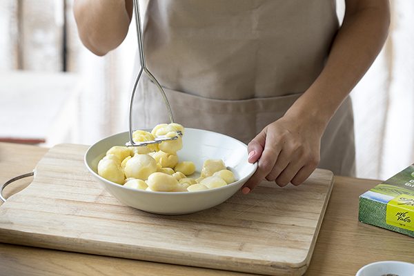 בינתיים מועכים את תפוחי האדמה עם השמן והתבלינים עד שנוצר פירה. 