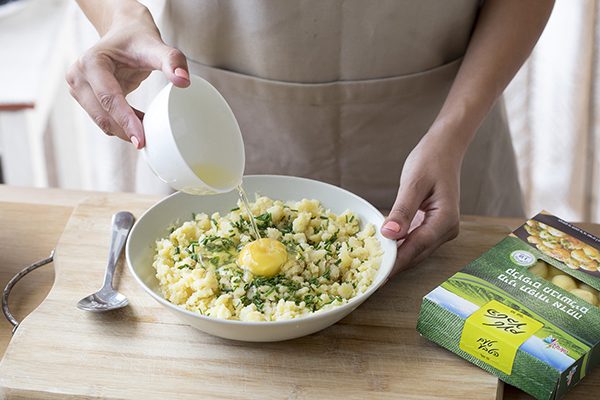 מערבבים את כל המצרכים בקערה.
