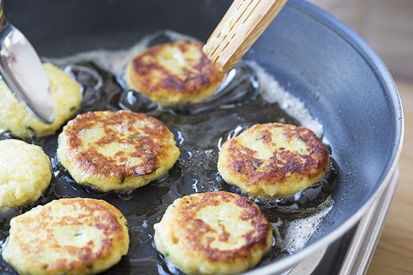 מגישים עם יוגורט (ניתן להשתמש ביוגורט דל לקטוז) או שמנת חמוצה. 