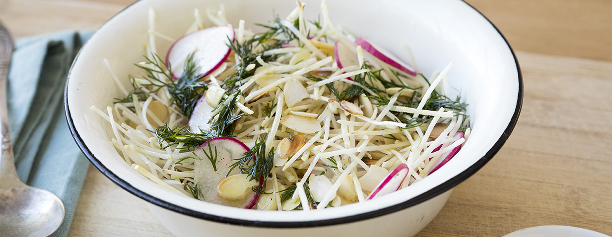 סלט קולרבי עם פרוסות צנונית ושקדים קלויים