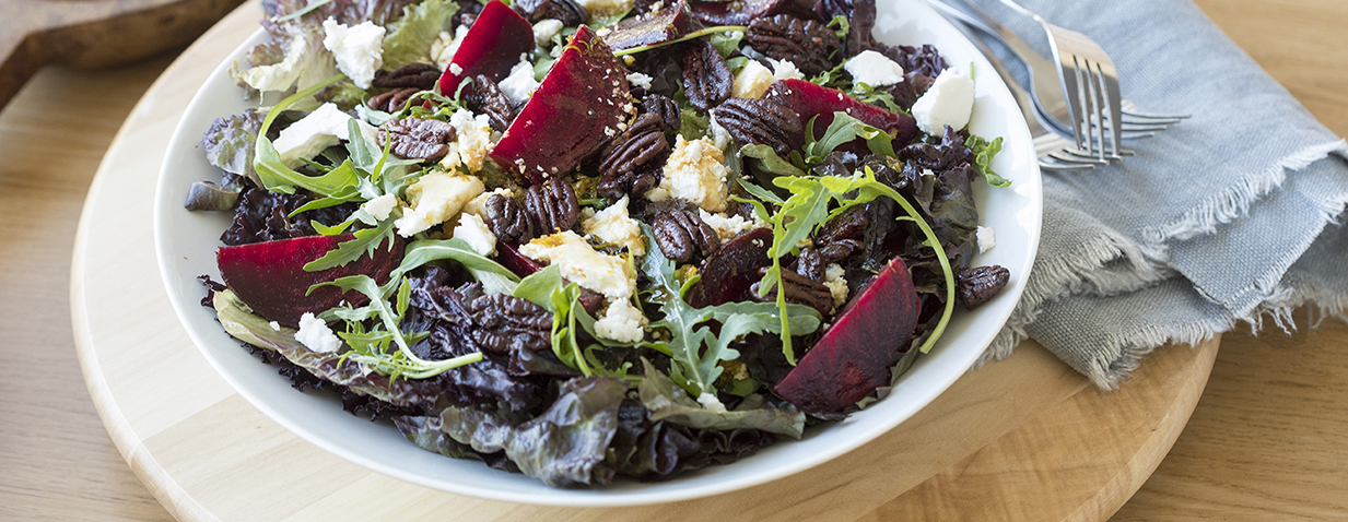 סלט חסה ערבית אדומה עם רוקט, סלק, גבינת פטה ואגוזים מסוכרים