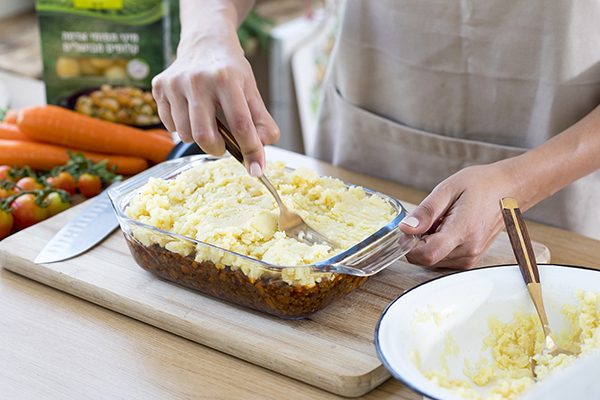 בתבנית פיירקס או כל תבנית מלבנית בגודל 20X30 שנכנסת לתנור מניחים את תערובת הבשר ומעל משטחים את הפירה. 