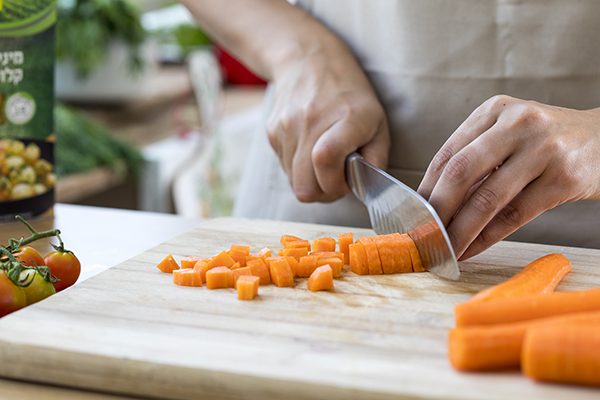 קוצצים את הבצל, השום והגזר לקוביות קטנות. 