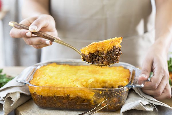 - מגישים חם עם מעט עלי פטרוזיליה מעל. 