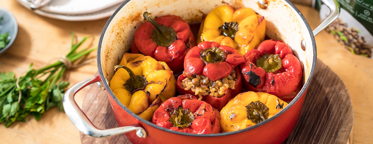 פלפלים במילוי אורז ועדשים ברוטב עגבניות