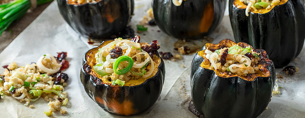 דלעת ערמונים במילוי קינואה, כרישה, חמוציות ואגוזים