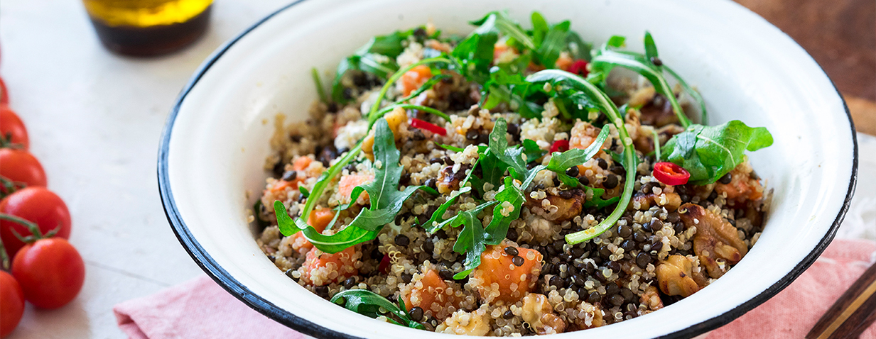 סלט קינואה עם קוביות בטטה, עדשים שחורות, גבינה מלוחה ואגוזים