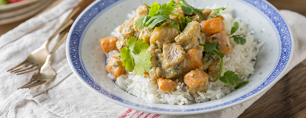 תבשיל קארי וחלב קוקוס עם קוביות פילה דג