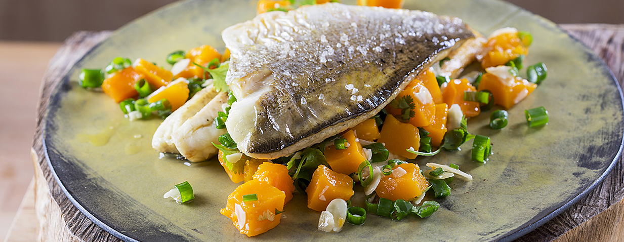 פילה דג עם סלט דלעת ועשבי תיבול