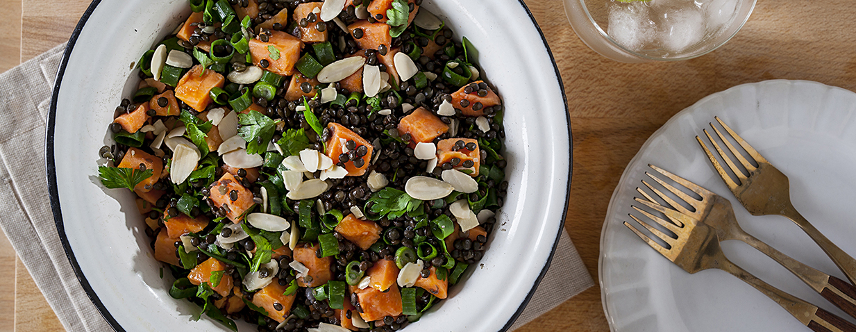 סלט עדשים שחורות עם בטטות ושקדים קלויים