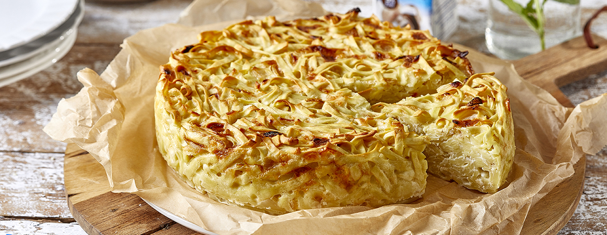 פשטידת אטריות וגבינות שנחתכת כמו עוגה