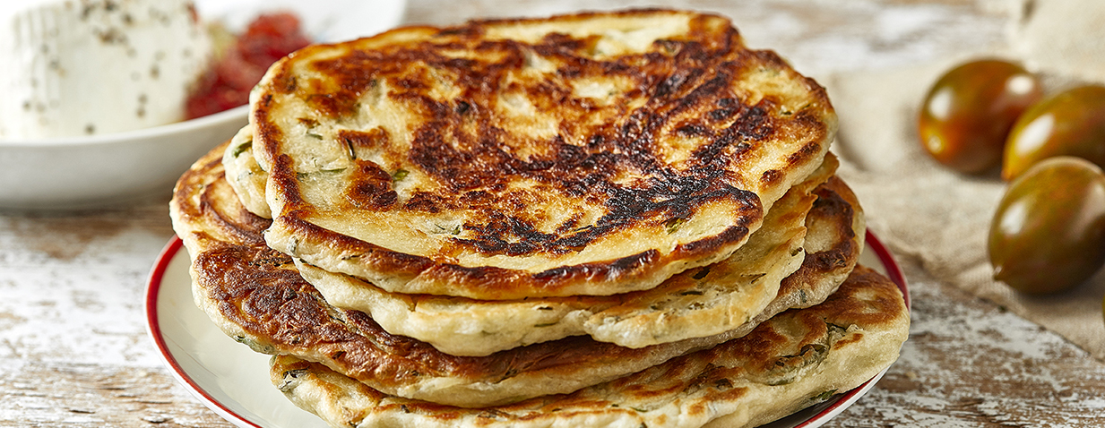 בזלמה – פיתות על מחבת עם עשבי תיבול ותרד