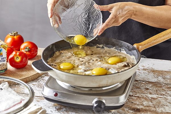 שוברים פנימה ביצים, ממליחים ומפלפלים וסוגרים עם מכסה. 