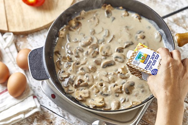 מוסיפים רוטב שמנת עם פטריות ושמנת לבישול ומבשלים, תוך כדי ערבוב, עד לרתיחה עדינה. 