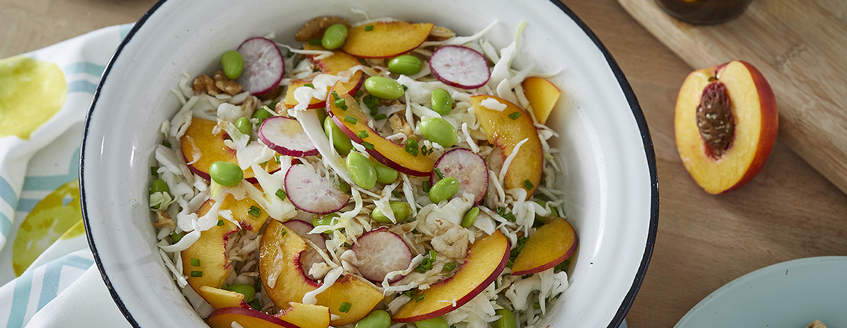 סלט כרוב לבן עם פולי אדממה, נקטרינה ואגוזים