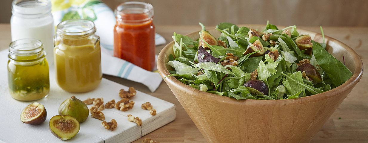 סלט עלים ואגוזים עם 4 רטבים שמכינים בקלות