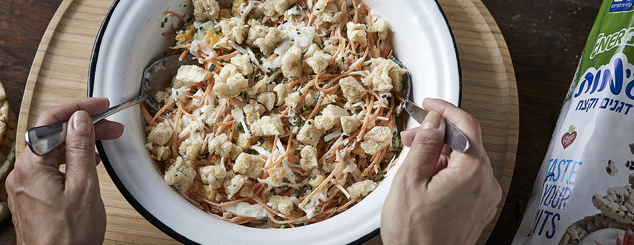 סלט כרוב, גזר ותירס עם שברי 'הפריכיות הטעימות'