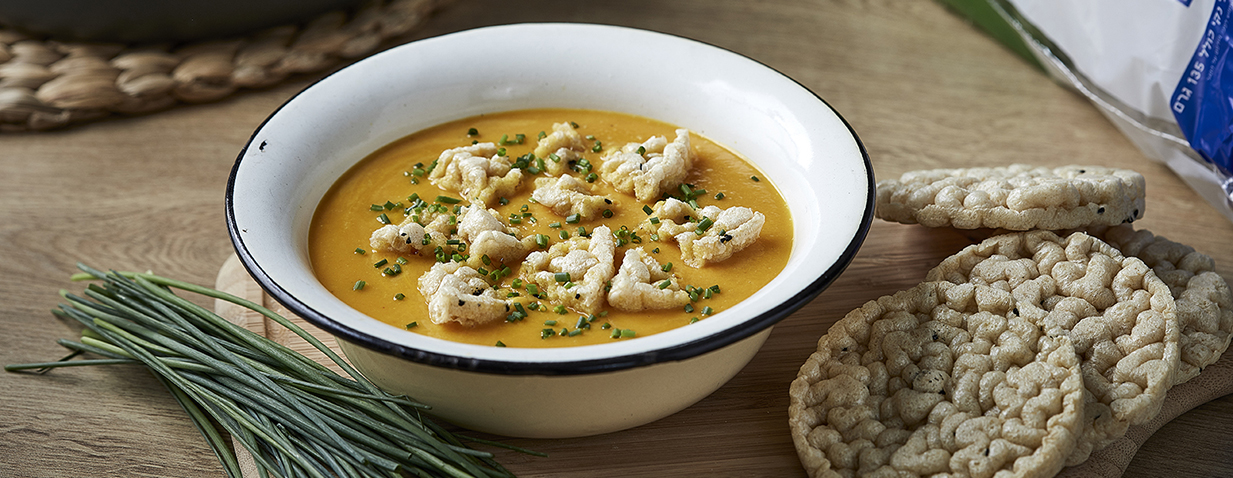 מרק דלעת וקרם קוקוס עם שברי 'הפריכיות הטעימות'