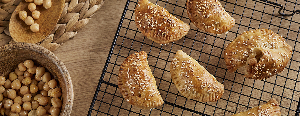 אמפנדס במילוי גרגירי חומוס ובצל מטוגן