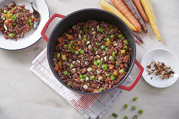 מפזרים בצל ירוק ושקדים ומגישים.